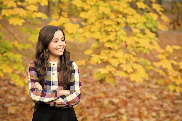 Chica feliz con el pelo largo disfruta del otoño naturaleza otoño