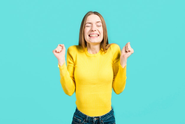 Foto chica feliz sonriendo