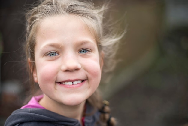 Foto una chica feliz sonriendo