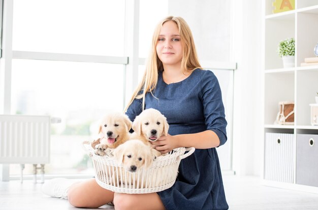 Chica feliz sosteniendo cachorros