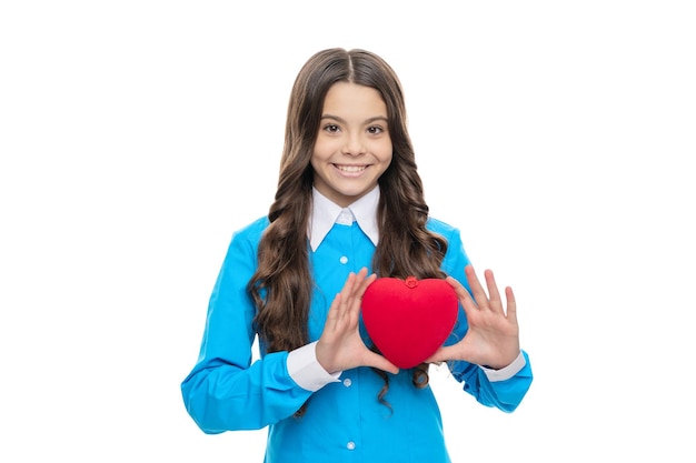 Foto la chica feliz sostiene un gran corazón rojo suave aislado en blanco, latido del corazón.