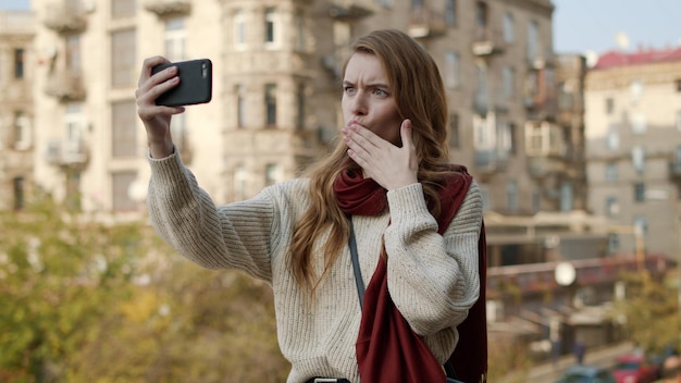 Chica feliz tomando foto selfie por teléfono Mujer alegre disparando por teléfono