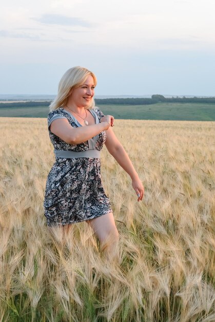 Chica feliz en verano en un campo disfrutando de la felicidad, la libertad y la naturaleza.