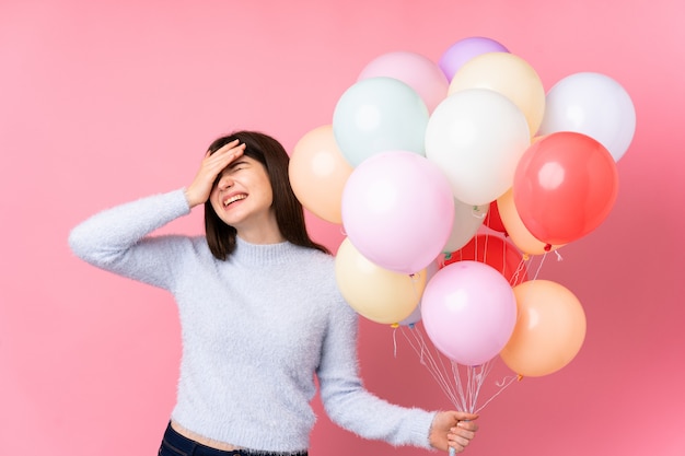 Foto chica en una fiesta sobre pared