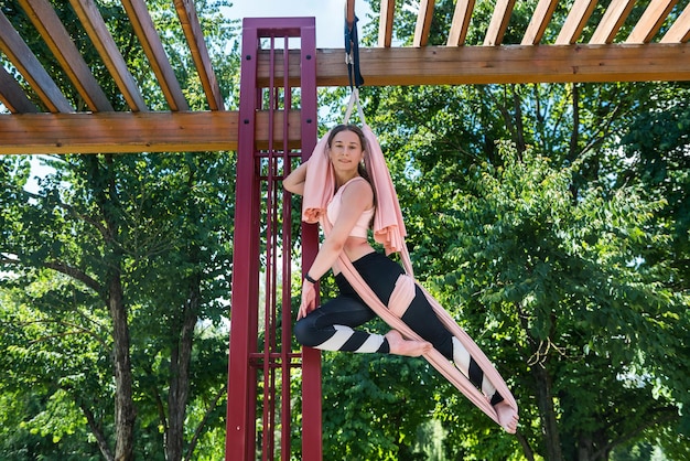 Chica con figura delgada decidió practicar ejercicios de yoga al aire libre cuando hace buen tiempo