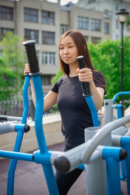 Una chica con una figura deportiva participa en un simulador.