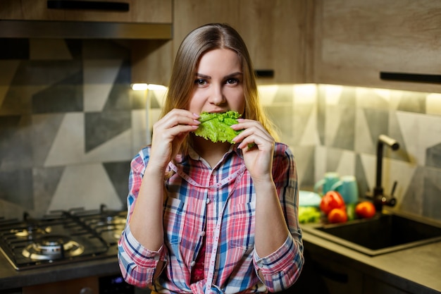 Chica con figura hermosa tiene verduras