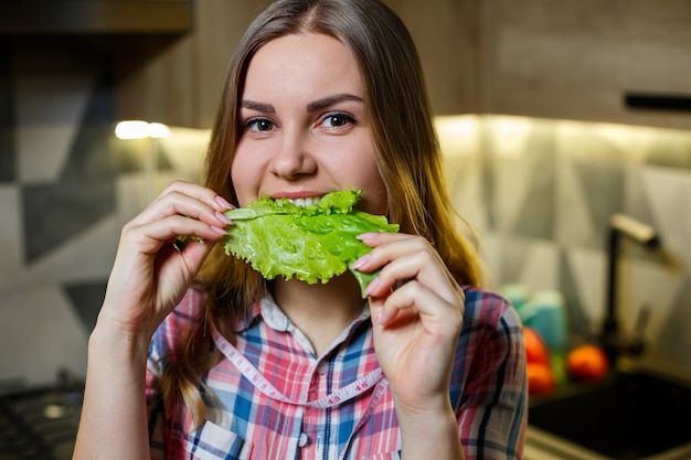 Chica con figura hermosa tiene verduras