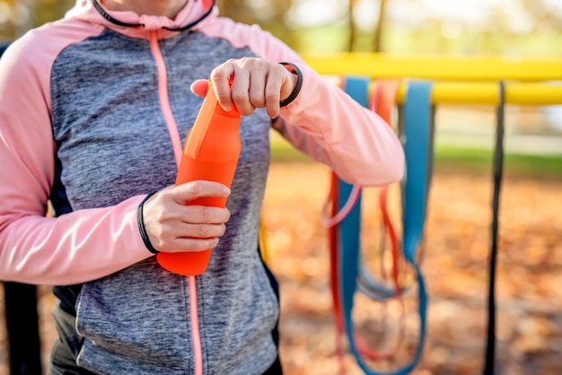 Chica fitness con agua