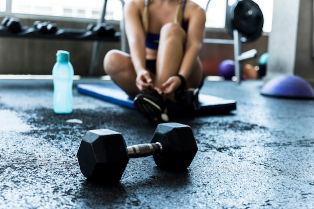 Foto chica fitness atándose los cordones