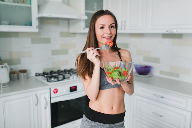 Chica de fitness comiendo alimentos saludables