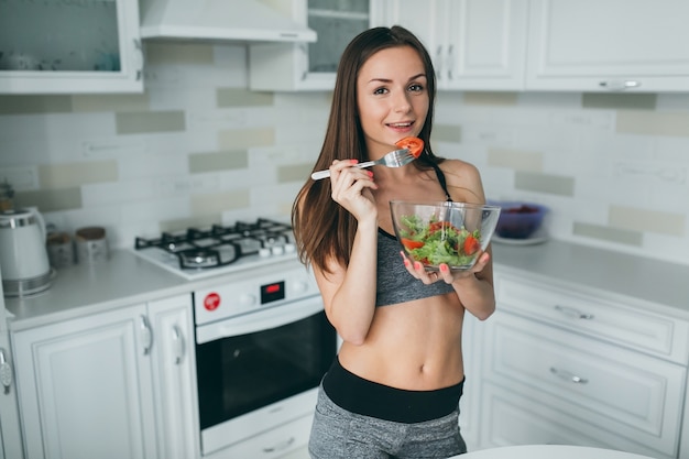 Chica de fitness comiendo alimentos saludables