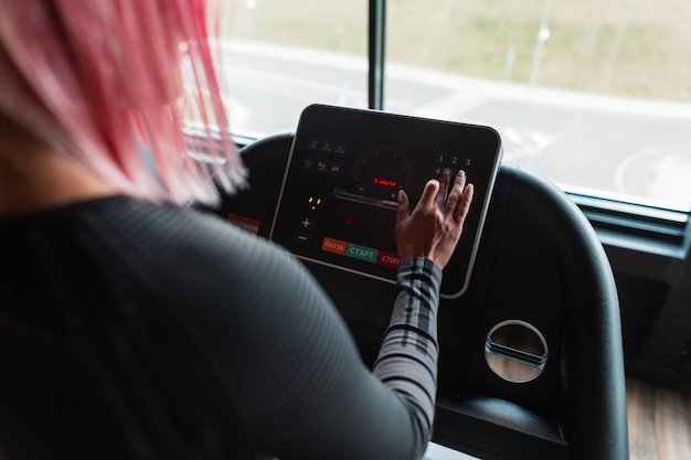 Chica fitness comienza a correr en una cinta y elige un modo en el gimnasio