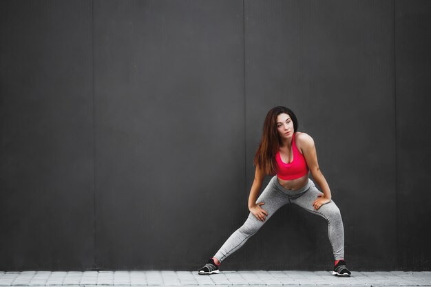 Chica fitness deporte en ropa deportiva de moda haciendo ejercicio físico.