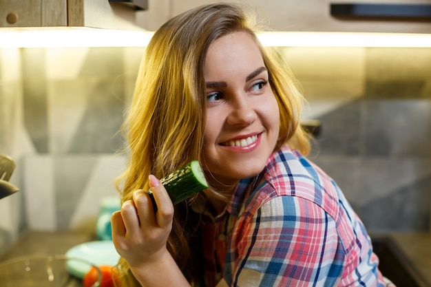 Foto chica fitness rebanadas de ensalada con verduras frescas y comerlo