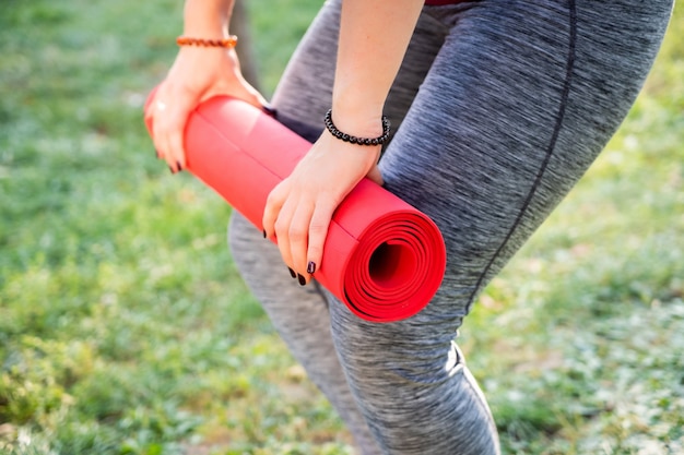 Chica fitness yoga haciendo ejercicios de hierba al aire libre