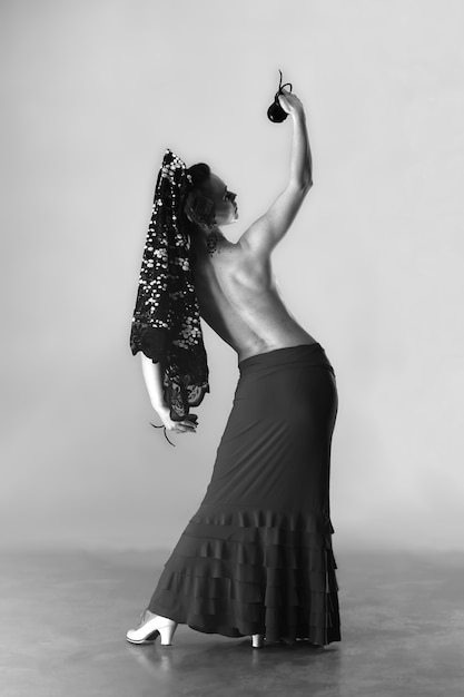 Foto chica flamenca en topless posa con castañuelas