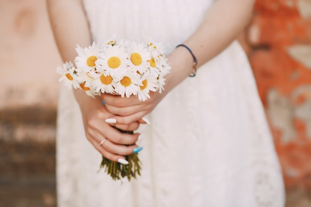 Chica con flores