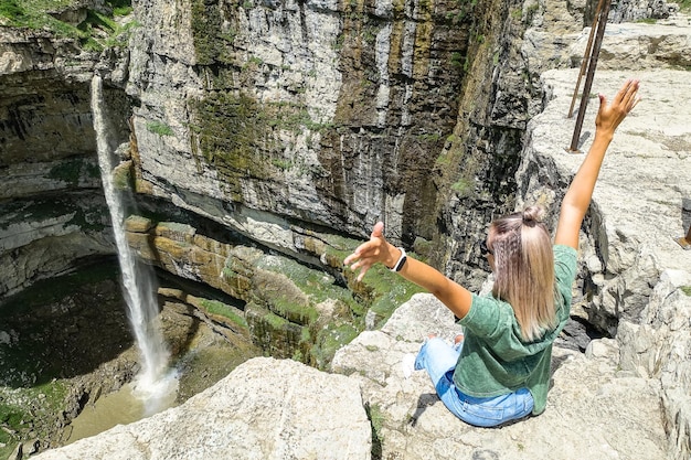 Foto chica en el fondo de la cascada de tobot cascadas de khunzakh daguestán rusia 2021
