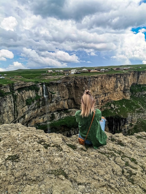 Chica en el fondo de la cascada de Tobot Cascadas de Khunzakh Daguestán Rusia 2021
