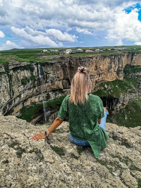 Chica en el fondo de la cascada de Tobot Cascadas de Khunzakh Daguestán Rusia 2021