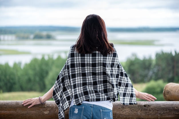 Chica en el fondo de un lago con una camisa a cuadros