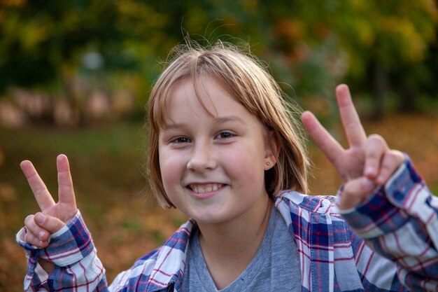 Chica en el fondo del parque de otoño.