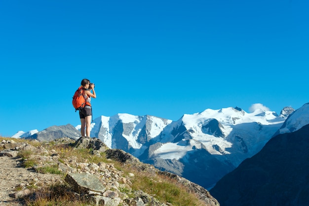 Chica fotografía altas montañas de los Alpes