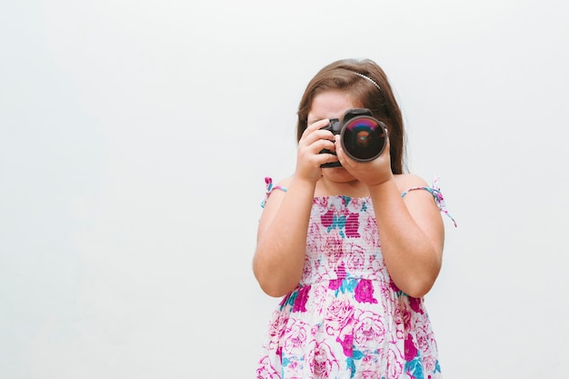 Chica fotografiada, fondo blanco.