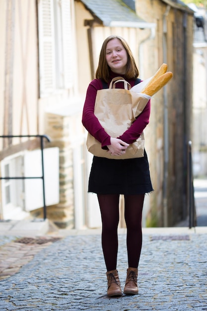 Chica francesa con baguettes