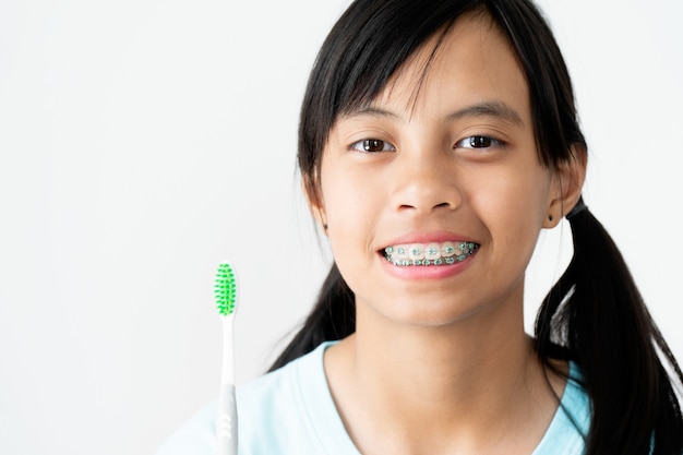 Chica con frenillos dientes sonriente y feliz.