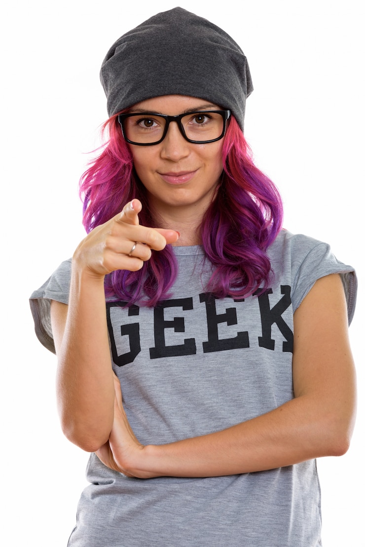 Foto chica friki apuntando al frente
