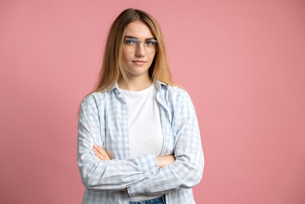 Chica con gafas aislado en rosa