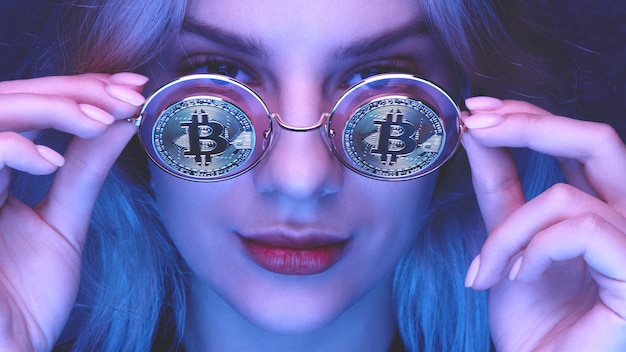 chica con gafas con bitcoins