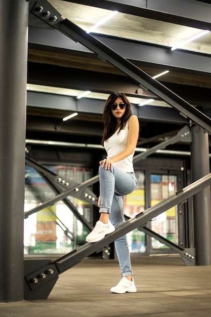 Chica con gafas entre las columnas