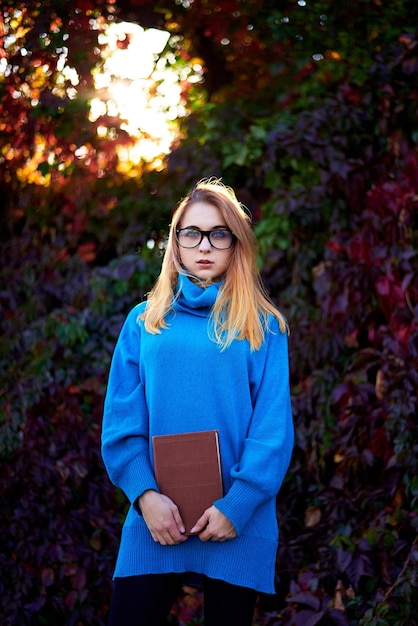 chica con gafas y libros otoño