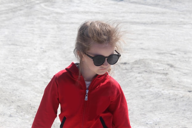 Chica con gafas negras y camisa roja.