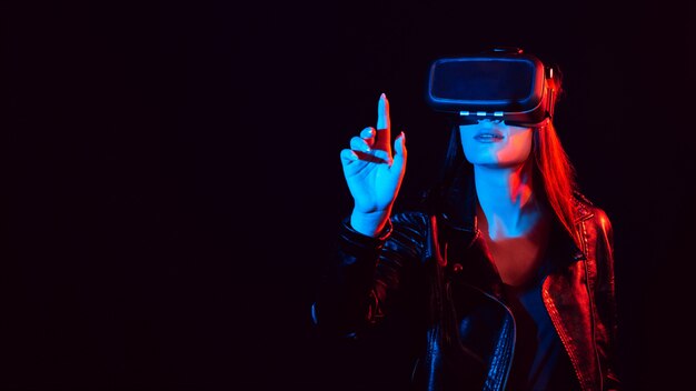 Chica con gafas de realidad virtual 3D toca la pantalla de proyección con el dedo
