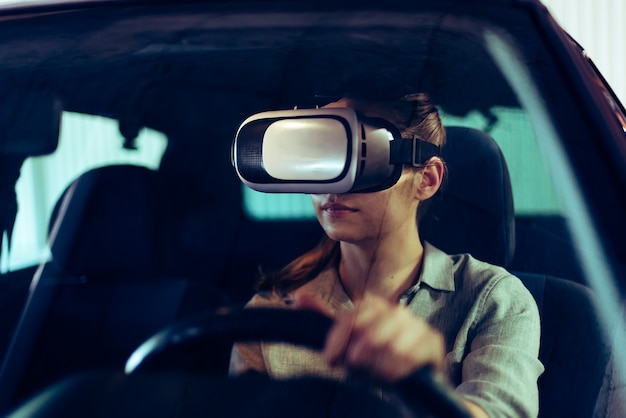 Foto chica con gafas de realidad virtual en coche