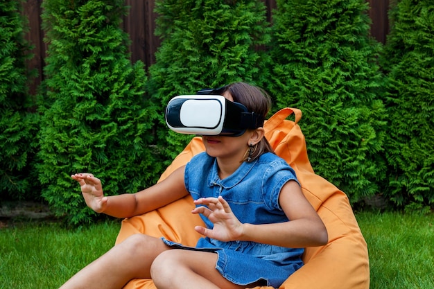 Chica con gafas de realidad virtual en el parque