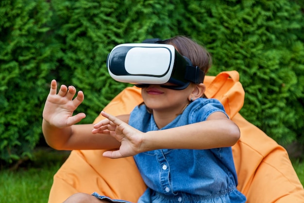 Chica con gafas de realidad virtual en el parque