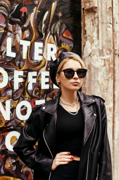 Chica con gafas de sol y chaqueta de cuero.