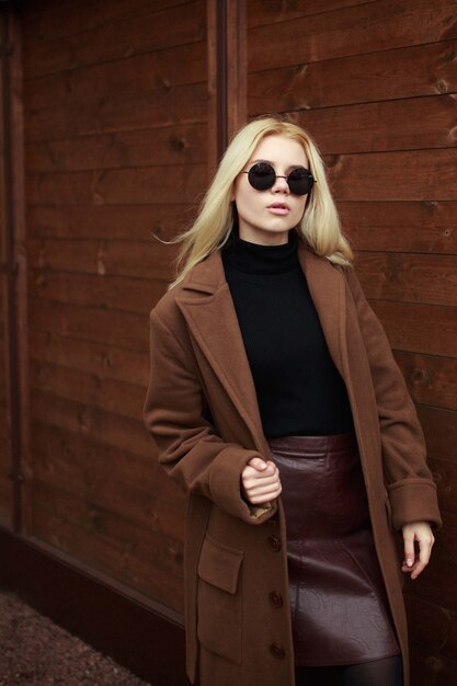 Chica con gafas de sol en el fondo de madera.