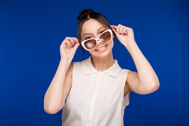 Chica en gafas de sol