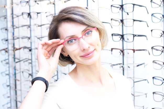 Chica de gafas para la vista.