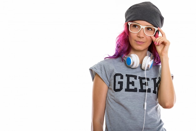 Chica geek sosteniendo anteojos y pensando con auriculares