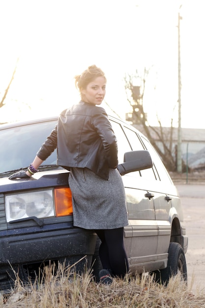 Chica genial junto al coche