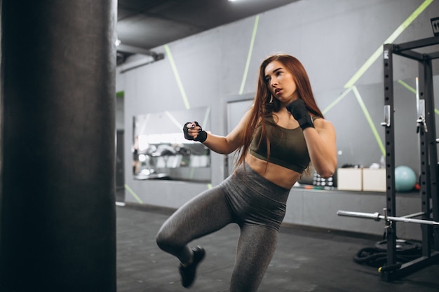 Chica en el gimnasio de boxeo