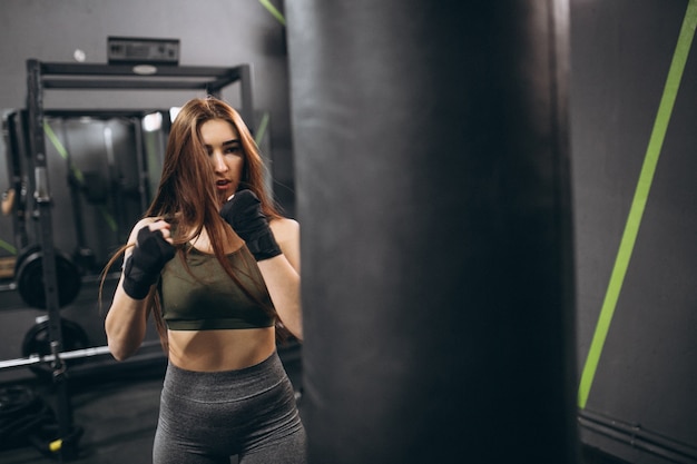 Chica en el gimnasio de boxeo