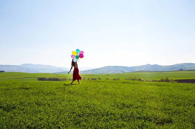 Foto la chica con el globo.